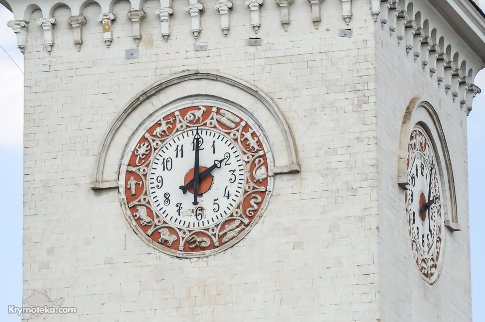Часы на вокзале Симферополя