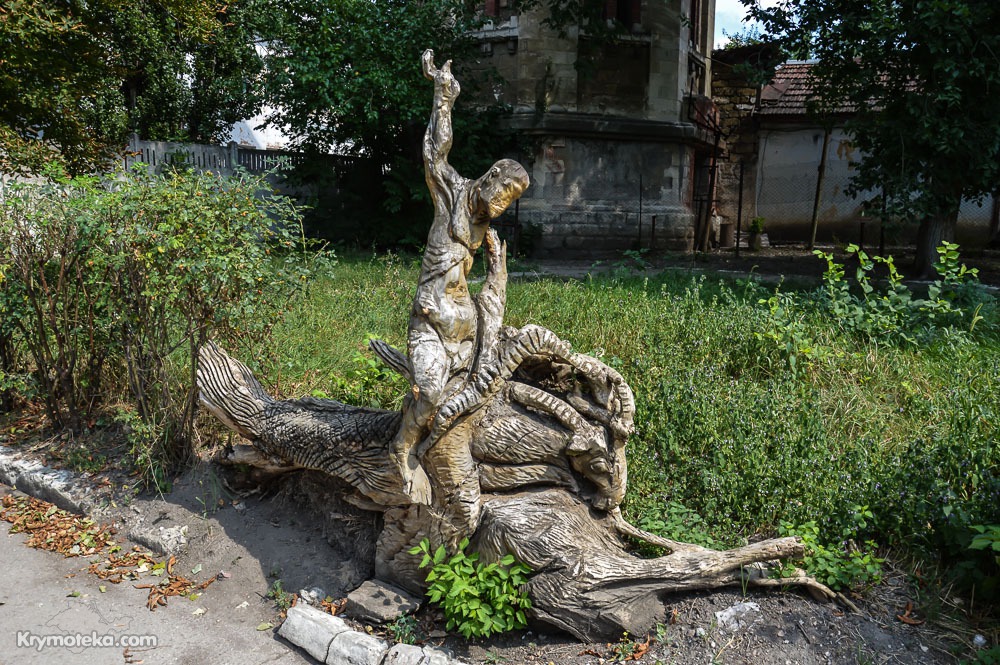 Деревянная фигура во дворике больницы для душевнобольных