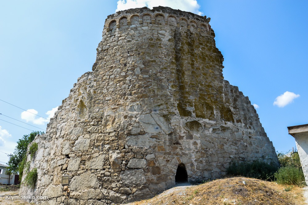 Круглая башня в Феодосии