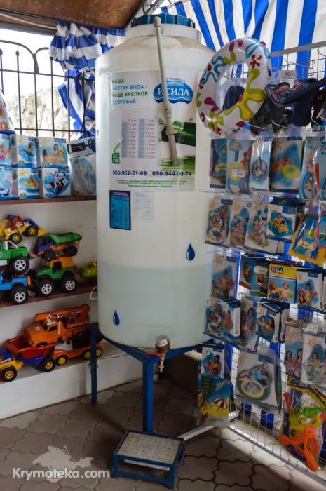 Бак с питьевой водой в продуктовом магазине Оленевки
