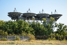 Огромные локаторы - центр дальней космической связи около Евпатории